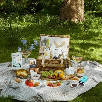 Wedding News: Oxfordshire-based hampers.com recently launched new wedding gift hamper range