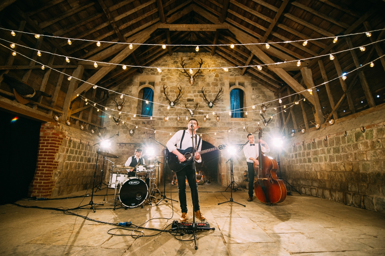 Go acoustic for your low-fi Berks, Bucks or Oxon wedding: Image 1