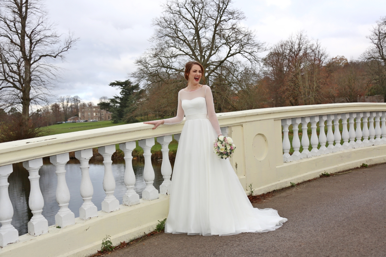 Berkshire wedding shoot extra: enjoy the classic look of our timeless Donnington Grove shoot: Image 1