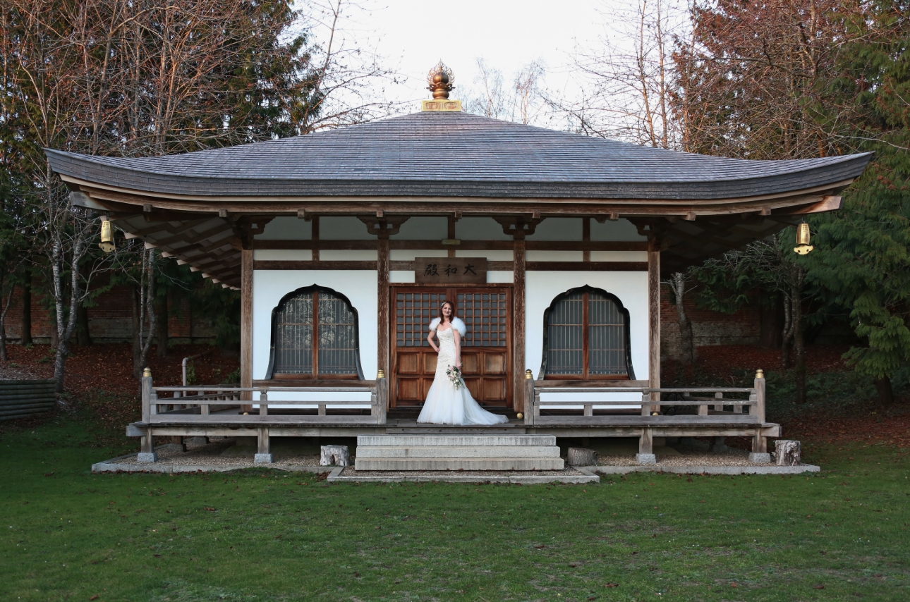 Berkshire wedding shoot extra: enjoy the classic look of our timeless Donnington Grove shoot: Image 2