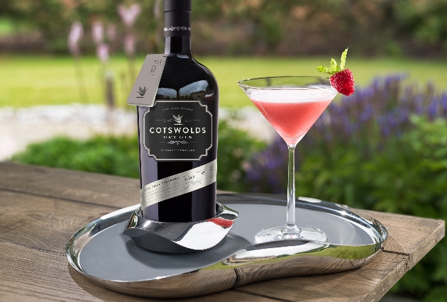 Bar tender garnishing a Cotswolds Cloudy G&T drink