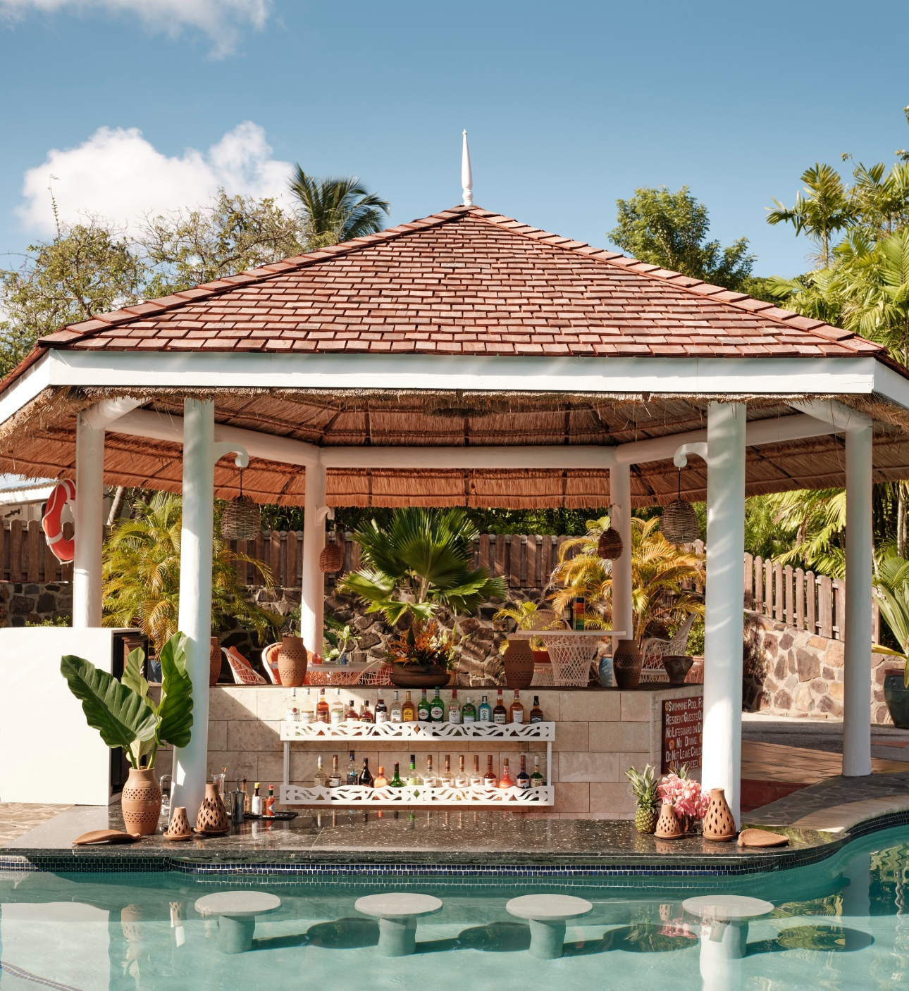swim up pool bar
